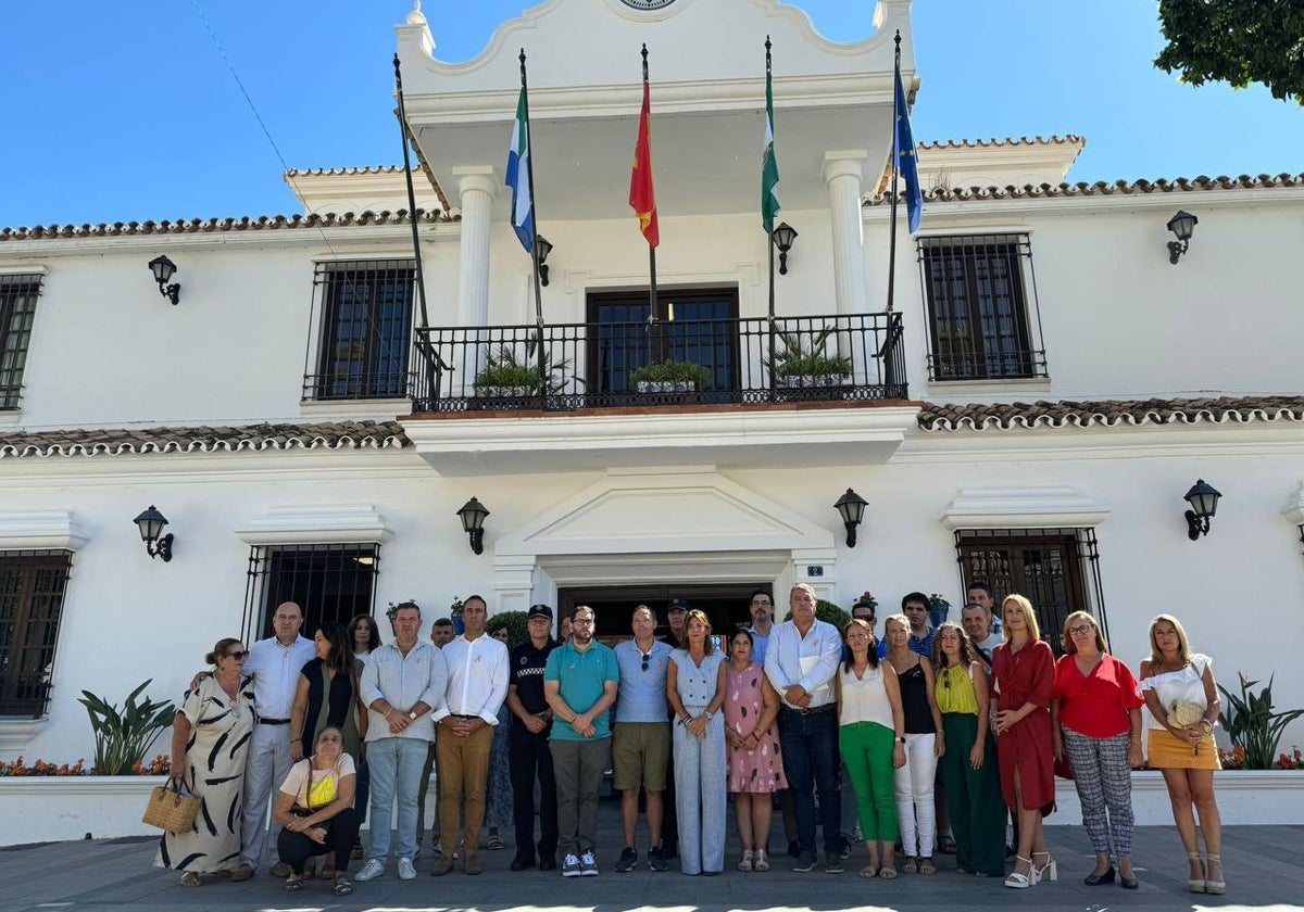 Lectura del manifiesto a las puertas del Ayuntamiento de Mijas.