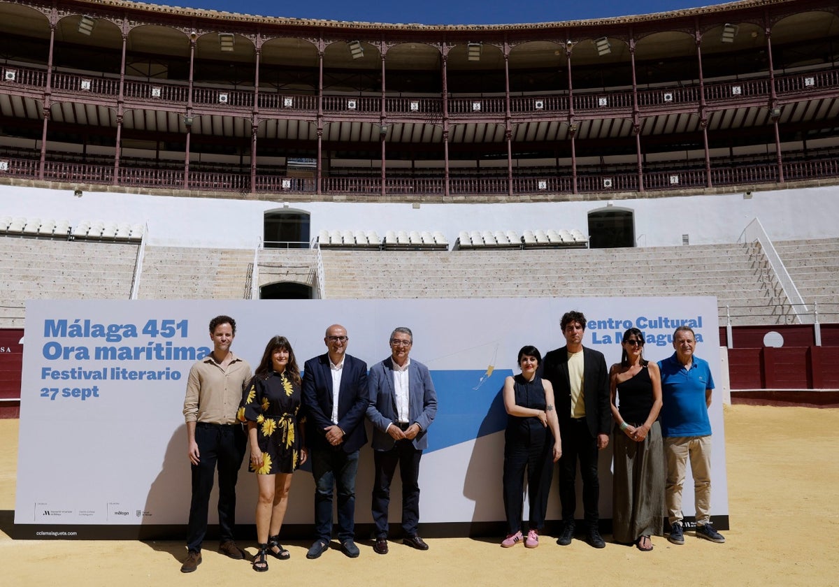 Los organizadores, en el ruedo de la Malagueta, donde se ha presentado y celebrará el festival literario.