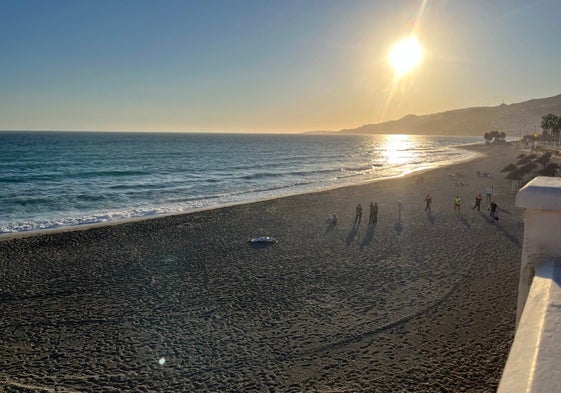 El cadáver de la mujer, este martes en la arena de la playa nerjeña.