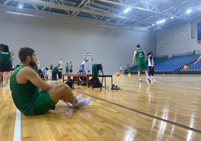 Kilian Tillie estira al final del entrenamiento del equipo.