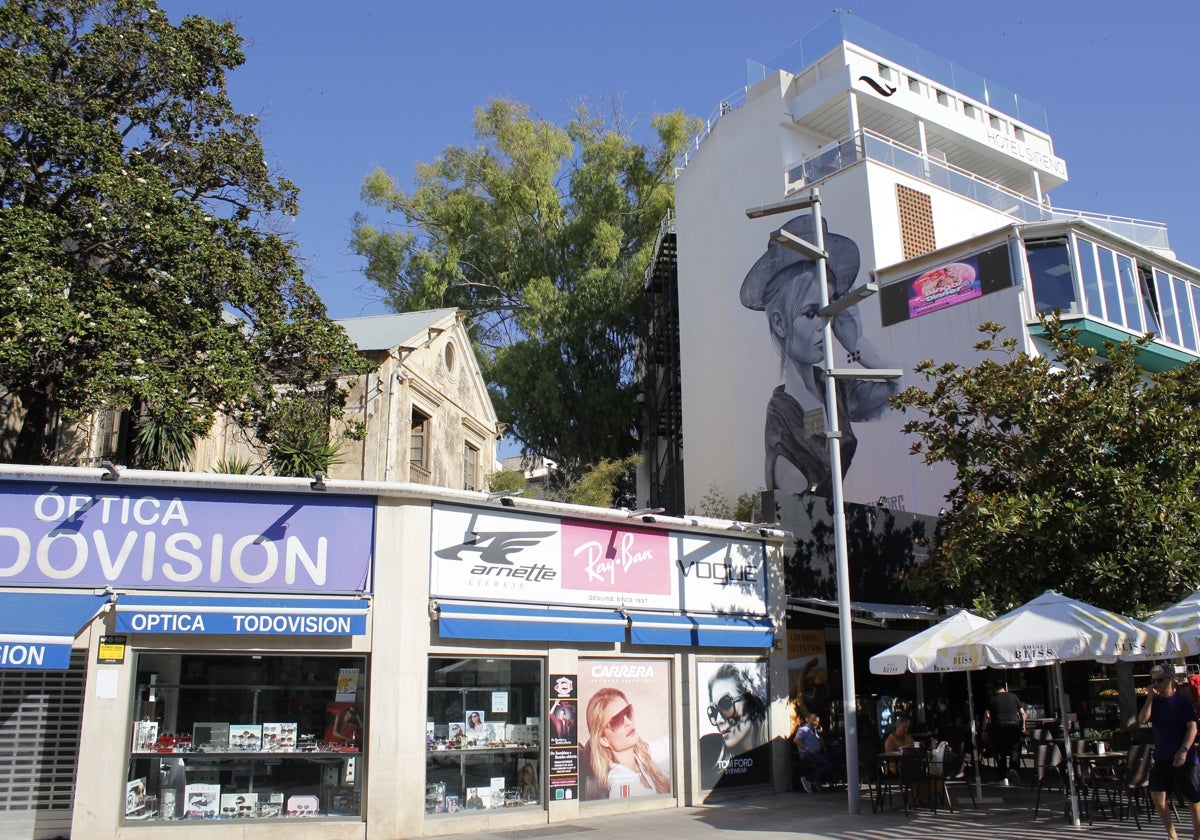 La Casa de María Barrabino, de la que, desde la plaza Costa del Sol, solo se puede contemplar, actualmente, parte de la planta superior.