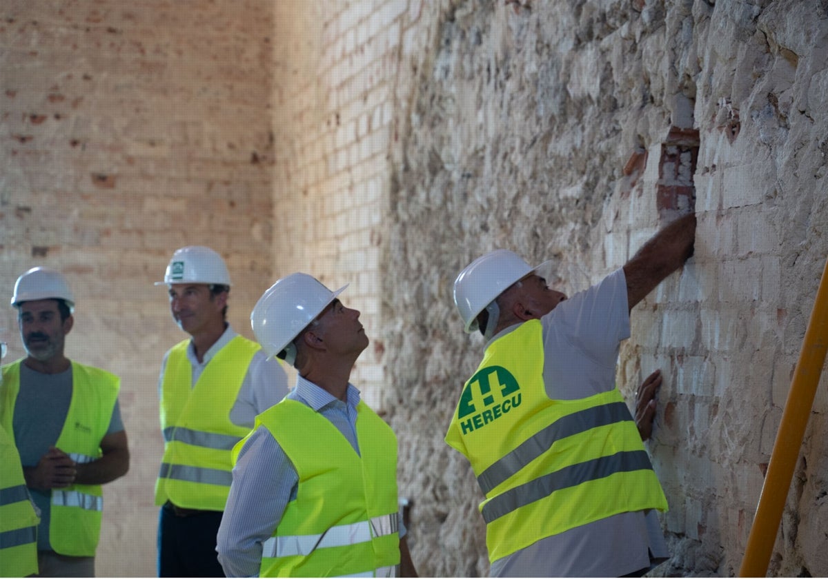 El alcalde de Benalmádena durante una visita a las obras.