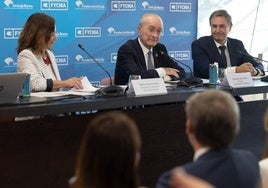 El alcalde de Málaga, Francisco de la Torre, junto a Rafael Sánchez, director general de Endesa en Andalucía, y Patricia Navarro, delegada del Gobierno andaluz en Málaga, durante la presentación de Greencities & S-Moving.