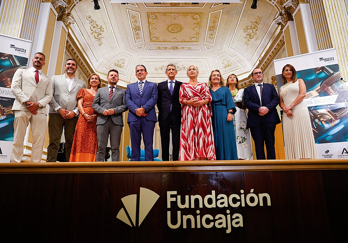 Patricia del Pozo y José M. Domínguez, con representantes de la Junta, la Fundación Unicaja y la ROSS.