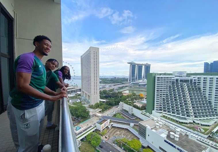 Carter, Perry y Taylor posan para SUR en la planta 22 del hotel de concentración del equipo.