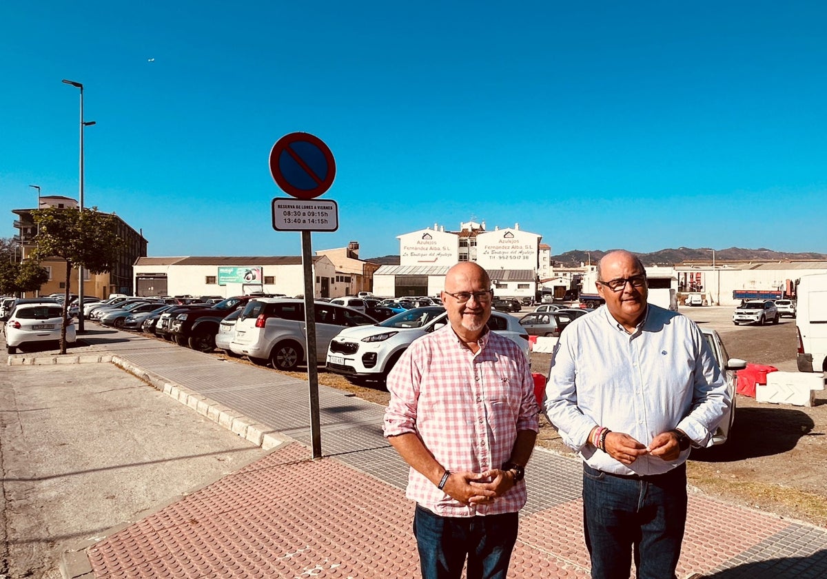 Jesús Carlos Pérez Atencia y Jesús Lupiáñez, este miércoles en una de las parcelas.