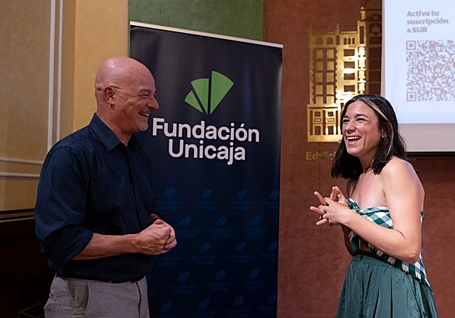 El responsable de Literatura de la Fundación Unicaja, Francisco Cañadas, junto a la artista Alessandra García.