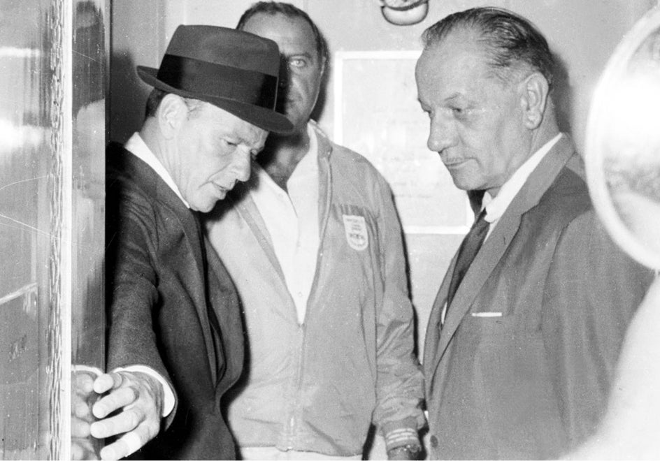 Frank Sinatra, en el ascensor del Pez Espada, junto al actor Brad Dexter y el director del hotel, Ricardo Aletti.