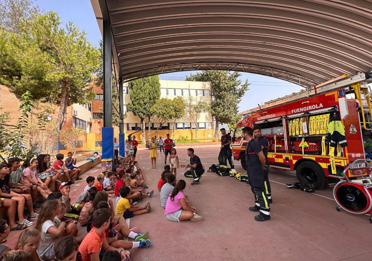 Pista cubierta de el colegio El Tejar durante una actividad realizada por los Bomberos, en una imagen de archivo.