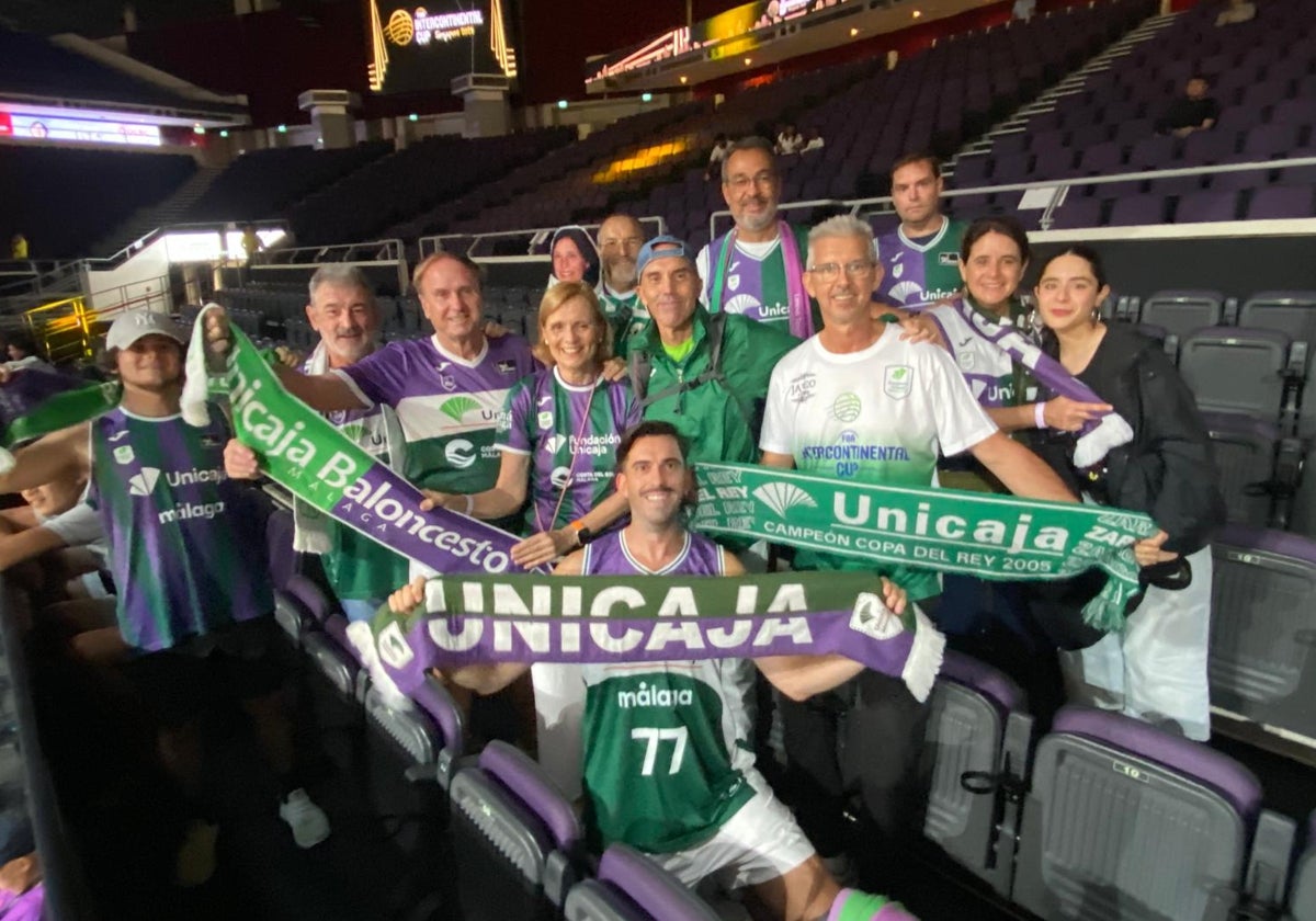 Algunos de los aficionados del Unicaja desplazados a Singapur.