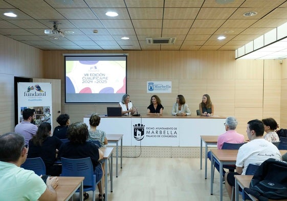 La edil, Isabel Cintado, en la reunión de CualifícaMe.
