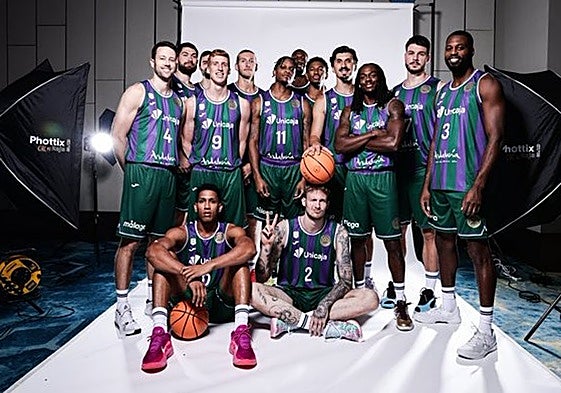 La plantilla del Unicaja posa durante la sesión oficial para la FIBA.