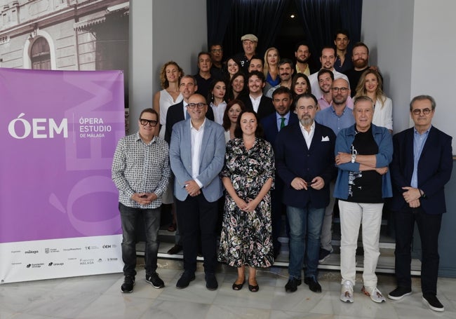 El elenco de 'El gitano por amor', junto a los directores y productores de esta ópera.