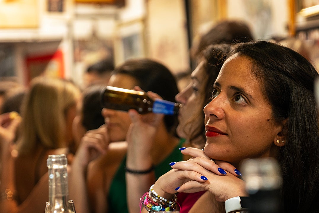 Una noche en El Pimpi Florida, el bar de Málaga que procesiona a los clientes como en Semana Santa