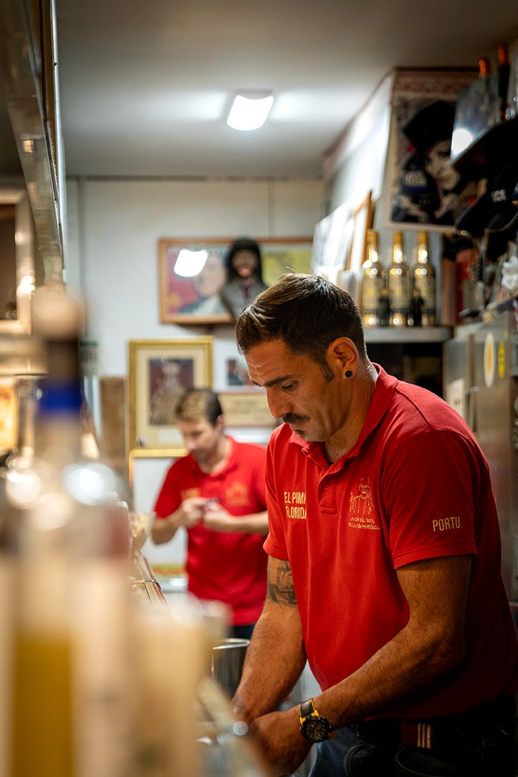 Una noche en El Pimpi Florida, el bar de Málaga que procesiona a los clientes como en Semana Santa