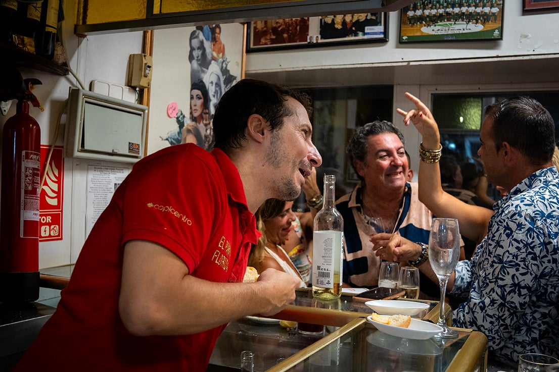 Una noche en El Pimpi Florida, el bar de Málaga que procesiona a los clientes como en Semana Santa