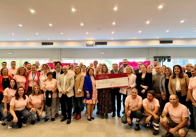 Entrega de un cheque a la AECC.