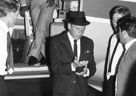 Frank Sinatra, a su llegada al aeropuerto de Málaga en jet privado, el 16 de septiembre de 1964.