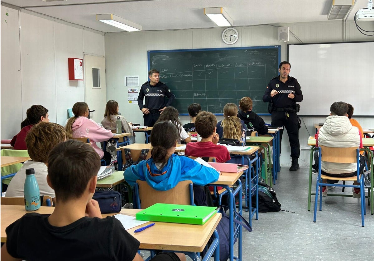 Ángel Blanc y David Gutiérrez, agentes tutores en Mijas, durante una charla en un centro educativo del municipio.