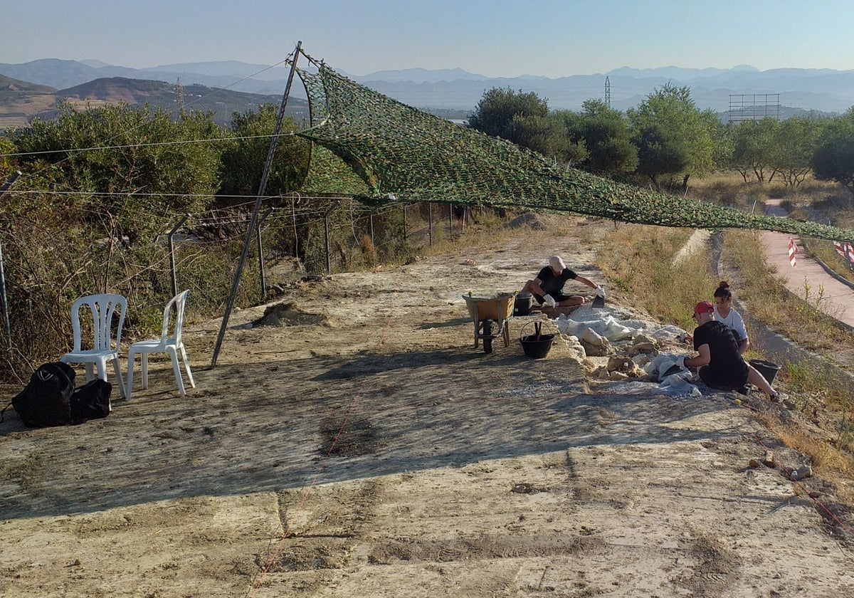 El equipo de arqueólogos, durante las últimas excavaciones en Taralpe Alto.