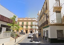 El edificio hace esquina entre la calle Merced y el pasaje de Campos.