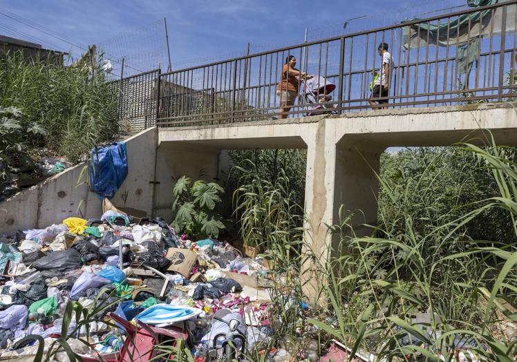 El panorama desde el puente sobre el riachuelo seco que separa dos fases del poblado. Por ahí pasa Samara con su pequeña porque va a buscar a su grande al colegio.