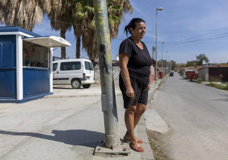 'La Bombo', en una de las calles de Los Asperones. Dice que el verano «es para los ricos» y que hace años que no sale del barrio.