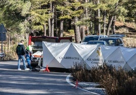 Los investigadores de la Guardia Civil trabajan sobre el lugar donde se encontró el cadáver