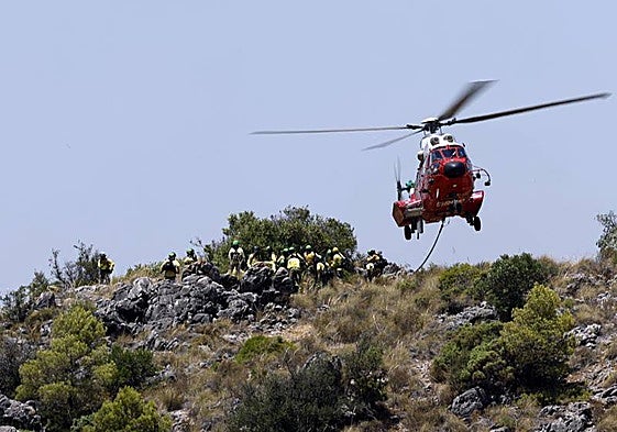 Efectivos del Plan Infoca intervienen en un incendio forestal en Málaga.