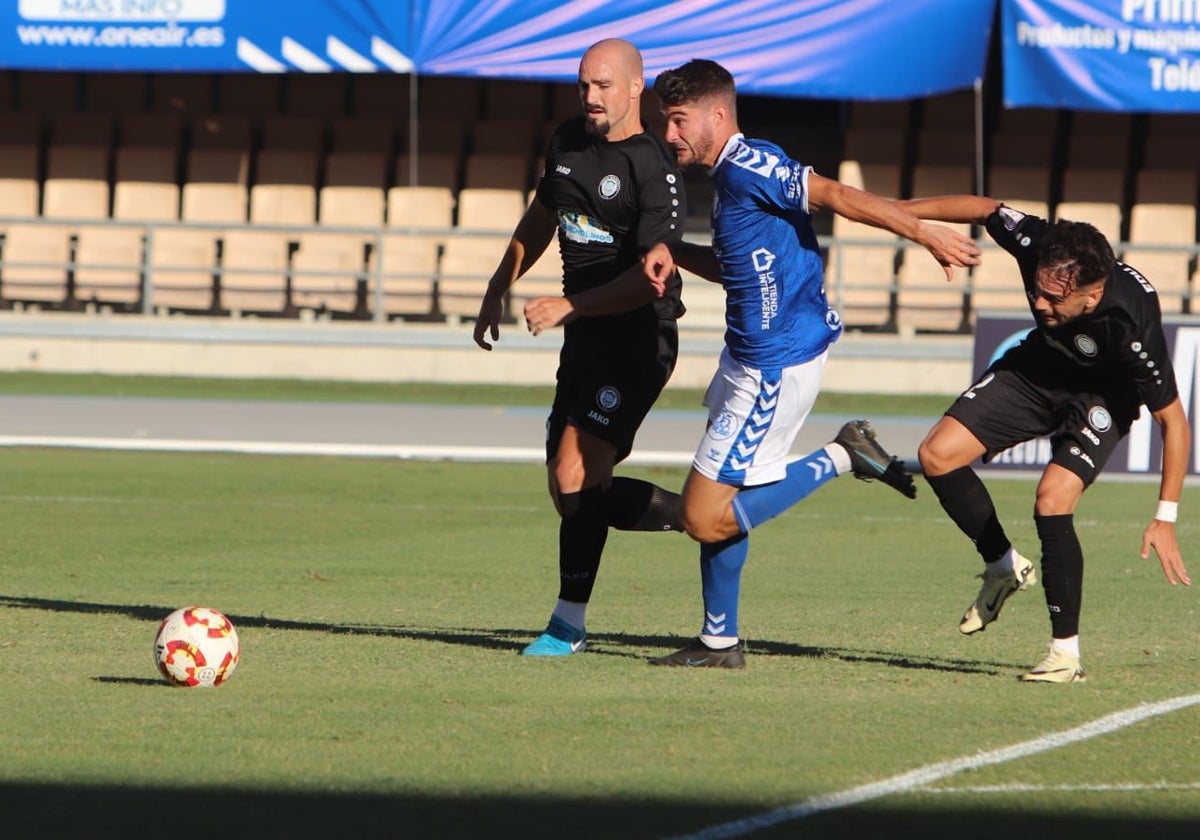 Javi Mérida, del Torremolinos, trata de llegar al balón.