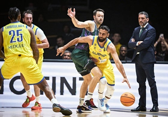 Ibon Navarro, pendiente de una acción defensiva de Kalinoski.