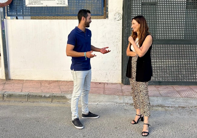 Ediles del PSOE, a las puertas del centro educativo torroxeño.