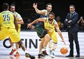 Kalinoski trata de frenar a un contrario ante la mirada de Ibon Navarro.