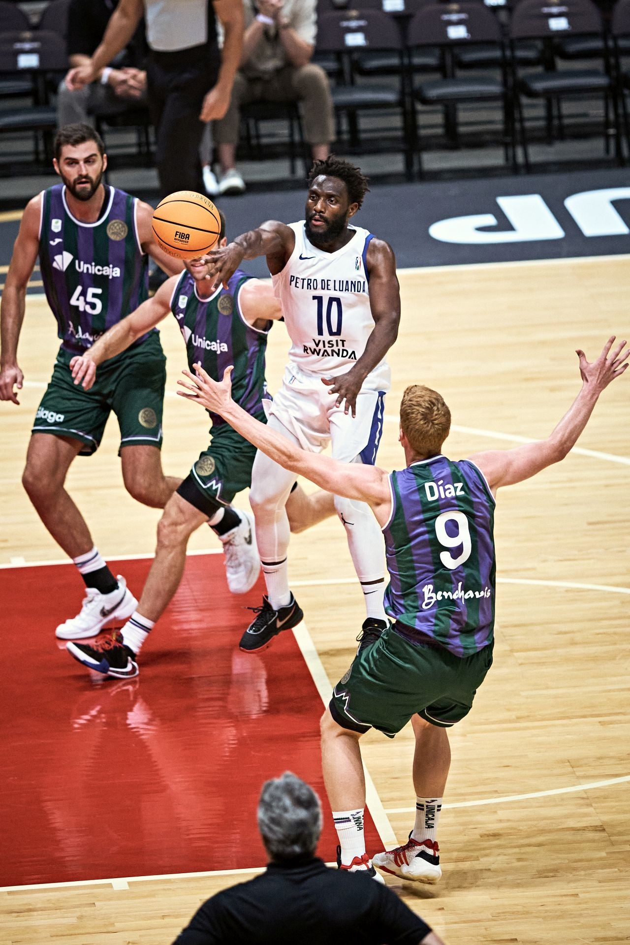 El partido Petro de Luanda - Unicaja, en imágenes