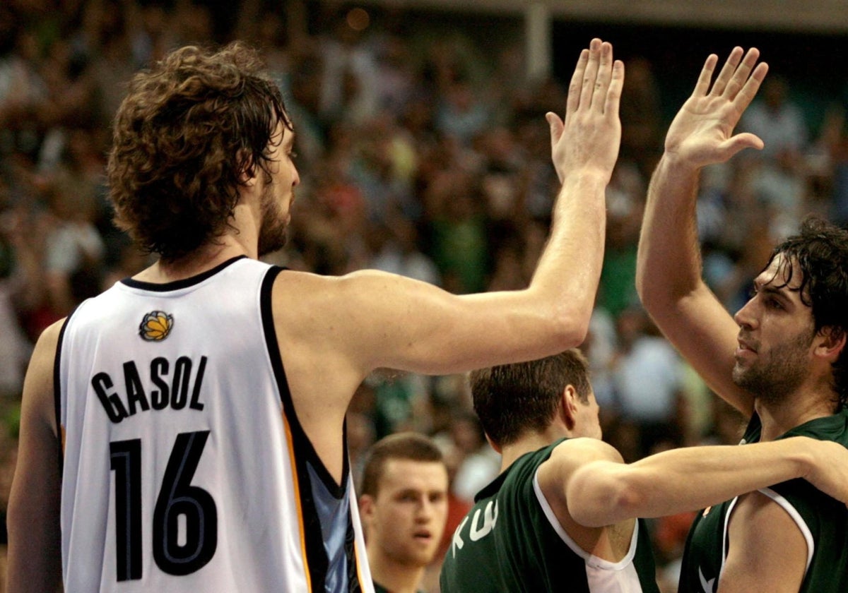 Pau Gasol saluda a Berni Rodríguez tras la victoria del Unicaja ante los Grizzlies.