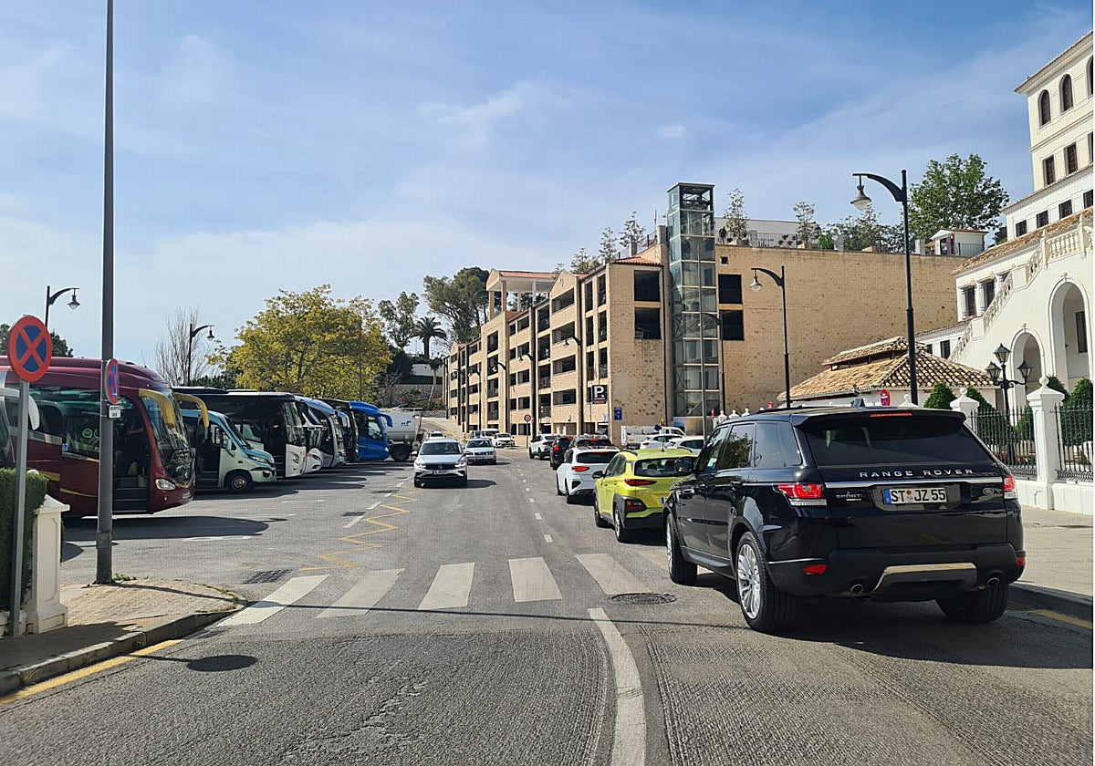 Vista del acceso al aparcamiento Virgen de la Peña, en el centro de Mijas Pueblo.