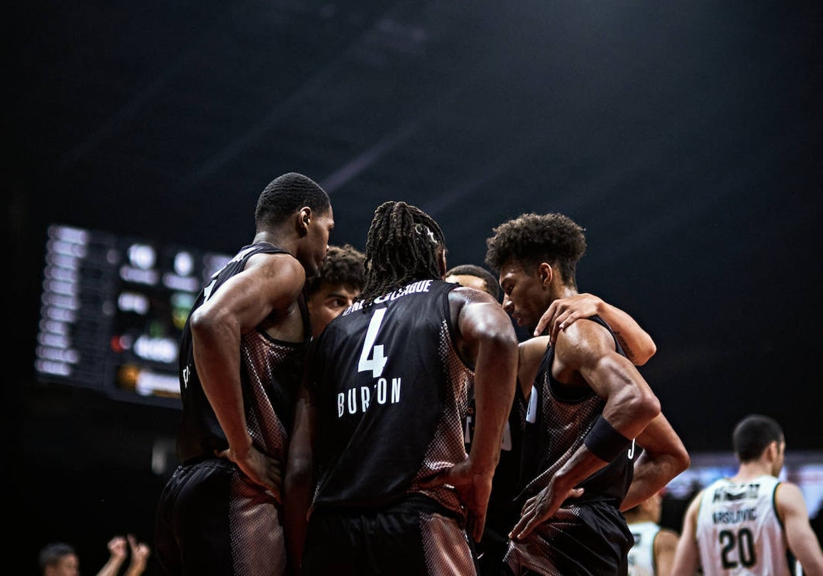 Los jugadores del G League United hacen piña al final del partido.