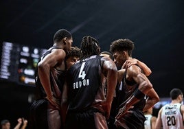 Los jugadores del G League United hacen piña al final del partido.