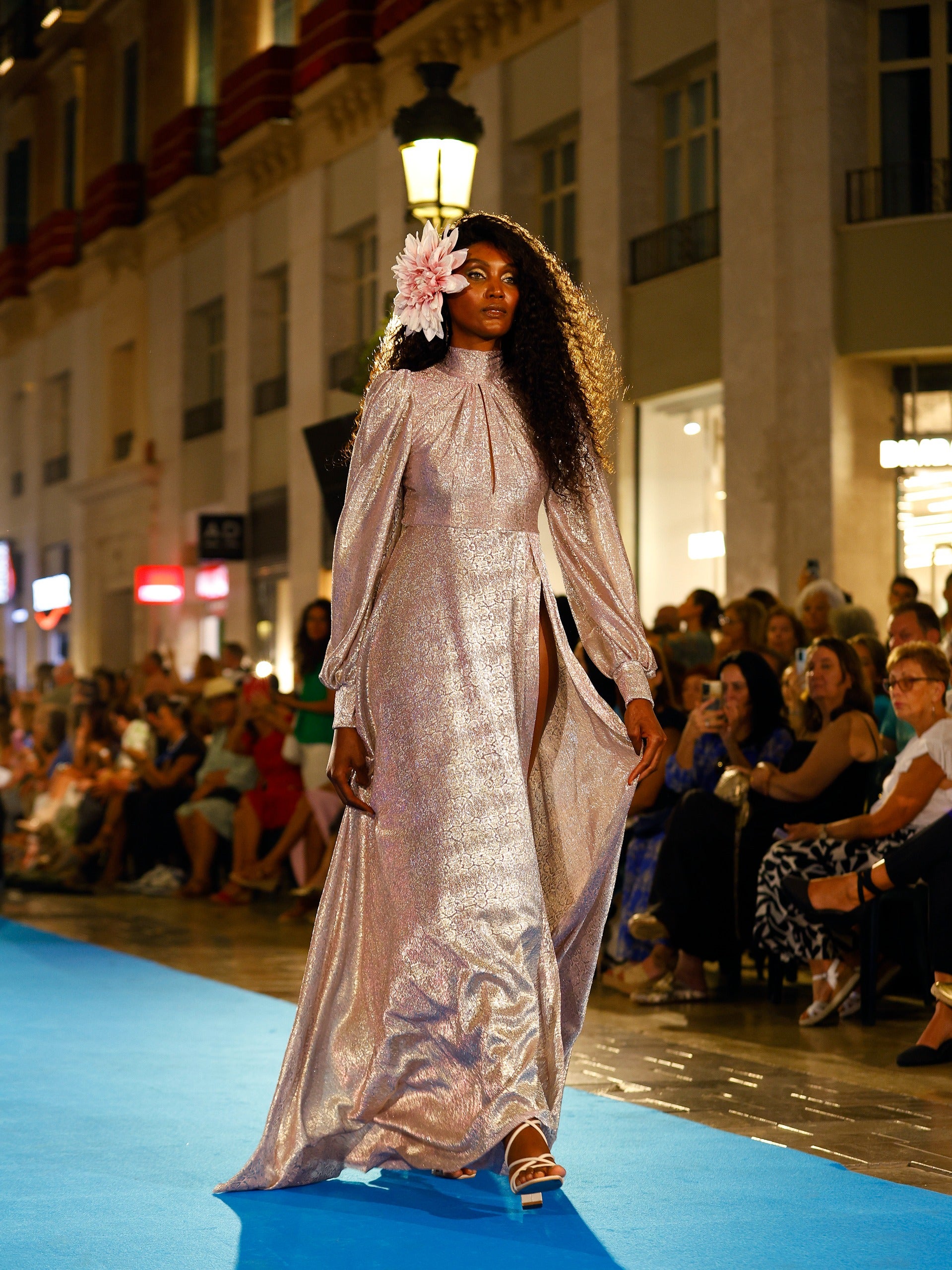 Desfile de la portuguesa Belinda Jokoth, que despertó la ovación del público por su simpatía