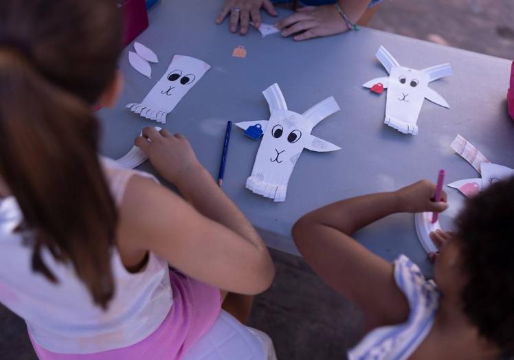 Los niños también tienen muchos puestecillos para hacer manualidades.