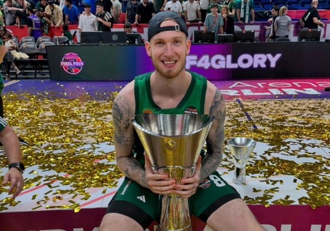 Balcerowski poa con el trofeo de campeón de la Euroliga logrado con el Panathinaikos.