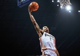 Juan Toscano intenta un mate en el partido contra el Unicaja.