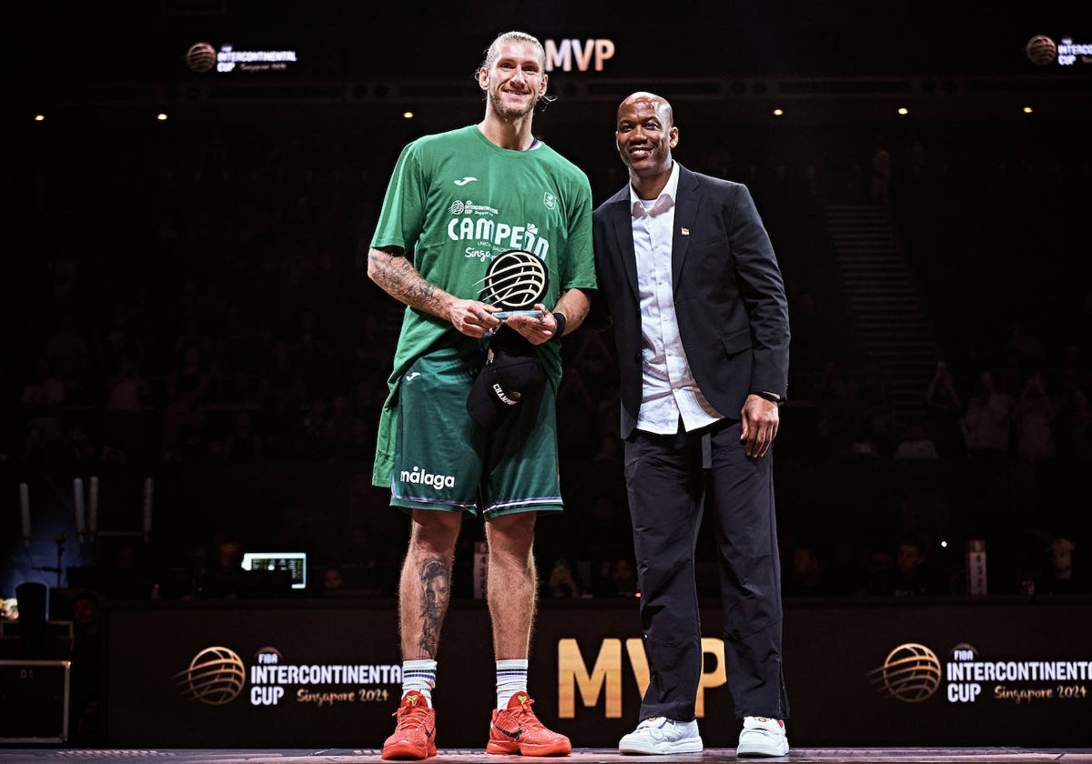 Osetkowski recibe el premio de MVP en la final de la Intercontinental.