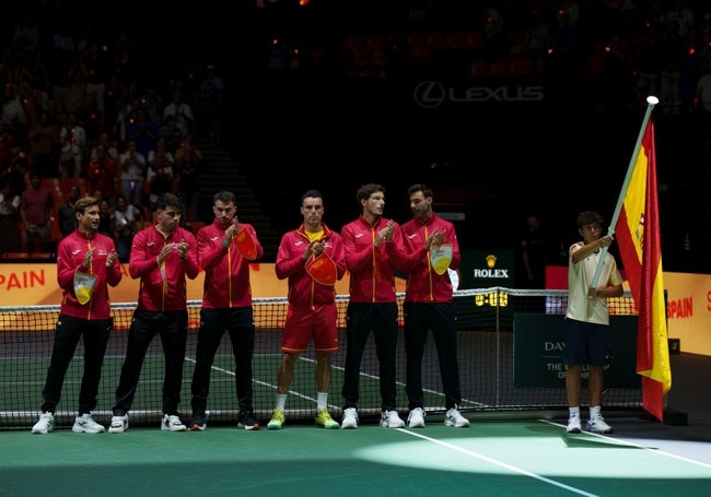 El equipo español de Copa Davis en Vañenciz, con Ferrer (capitán), Alcaraz, Martínez, Bautista, Carreño y Granollers.