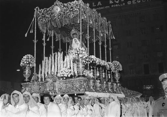 Hombres de trono portando a la Dolorosa de los Estudiantes a finales de la década de los 60.