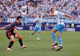 Yanis Rahmani encara a un futbolista del Huesca.