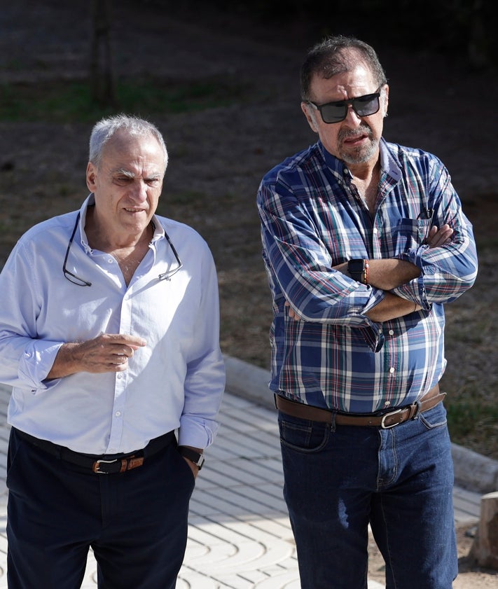 Imagen secundaria 2 - En la primera imagen y en el centro, uno de los hijos de Fernando Puche, a la entrada a la capilla; debajo, Pedro Martín Graciani, su mano derecha durante tres décadas; y abajo, Juan Carlos Pérez Frías y Javier Souviron.