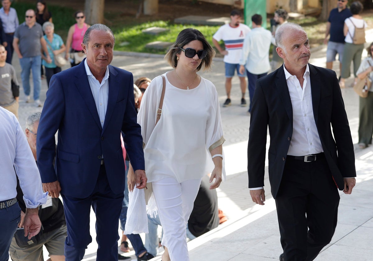 Pedro Ruz, la viuda de Puche (Alenay) y Eduardo Barrero, en la entrada a la capilla del cementerio.