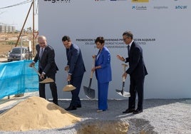 El alcalde de Málaga, Francisco de la Torre; el presidente de la Junta de Andalucía, Juanma Moreno; la ministra de Vivienda, Isabel Rodríguez; y el CEO de Lagoon Living, Javier Braza, durante el acto de colocación de la primera piedra en las 530 VPO del distrito Universidad de Málaga.