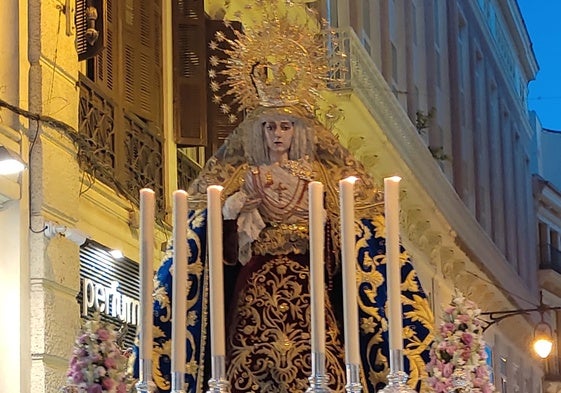 La Virgen de Lágrimas y Favores, en el rosario vespertino del pasado año.